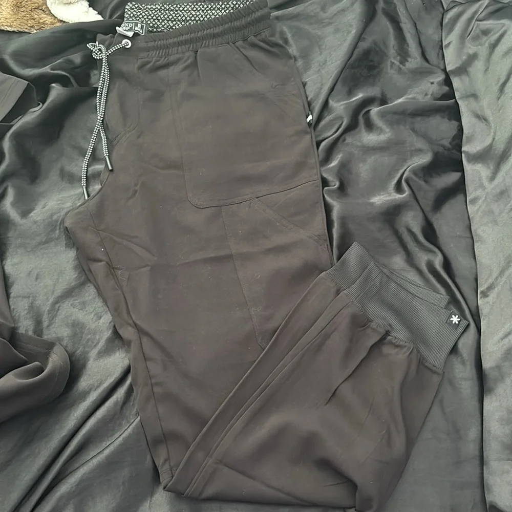 Beyond Scrub Set - Picture 2 of 2
